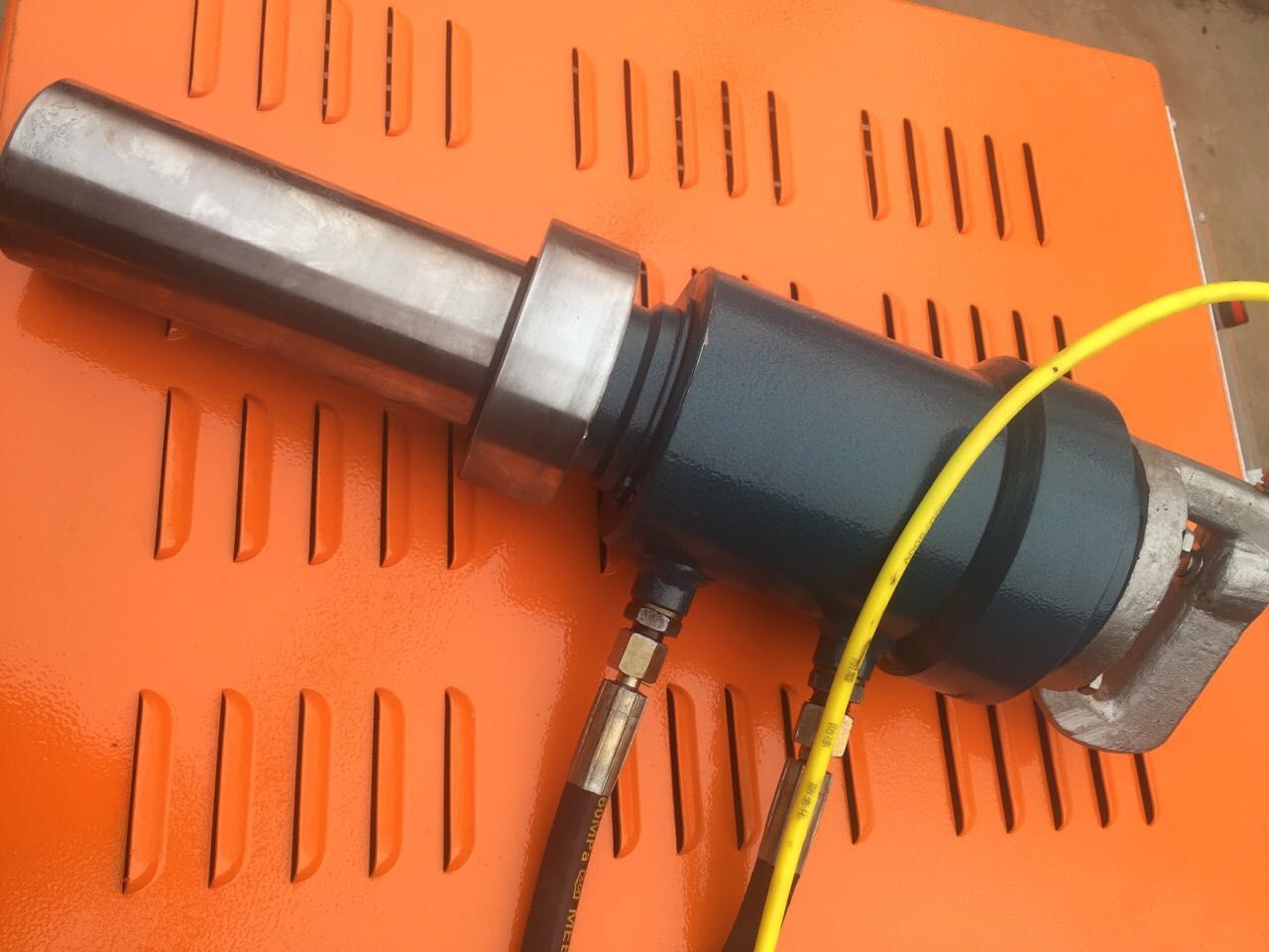 液壓環槽鉚釘機